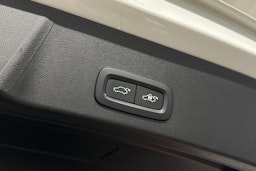 valkoinen Volvo XC40 2023 kuva 15.