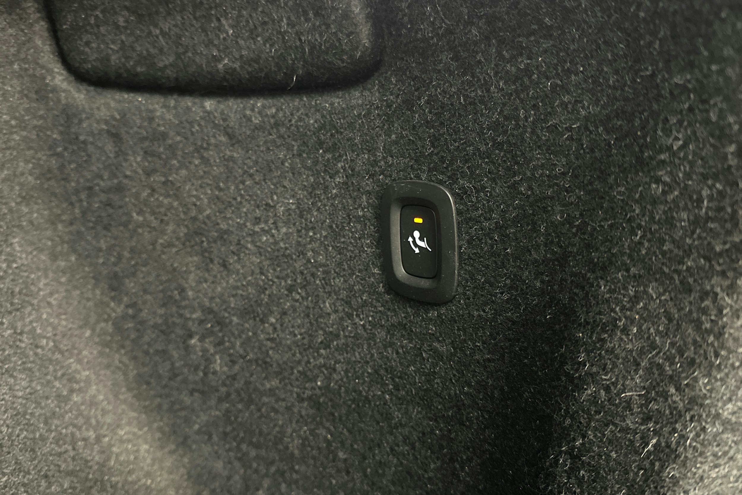 valkoinen Volvo XC40 2023 kuva 16.