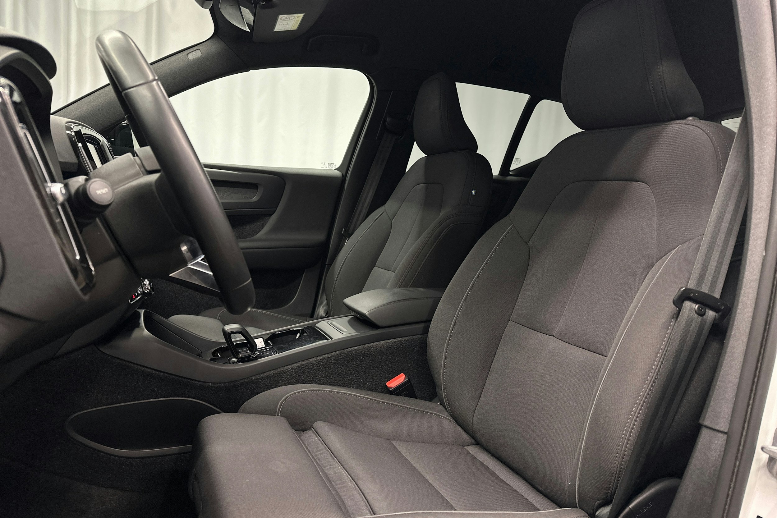 valkoinen Volvo XC40 2023 kuva 17.