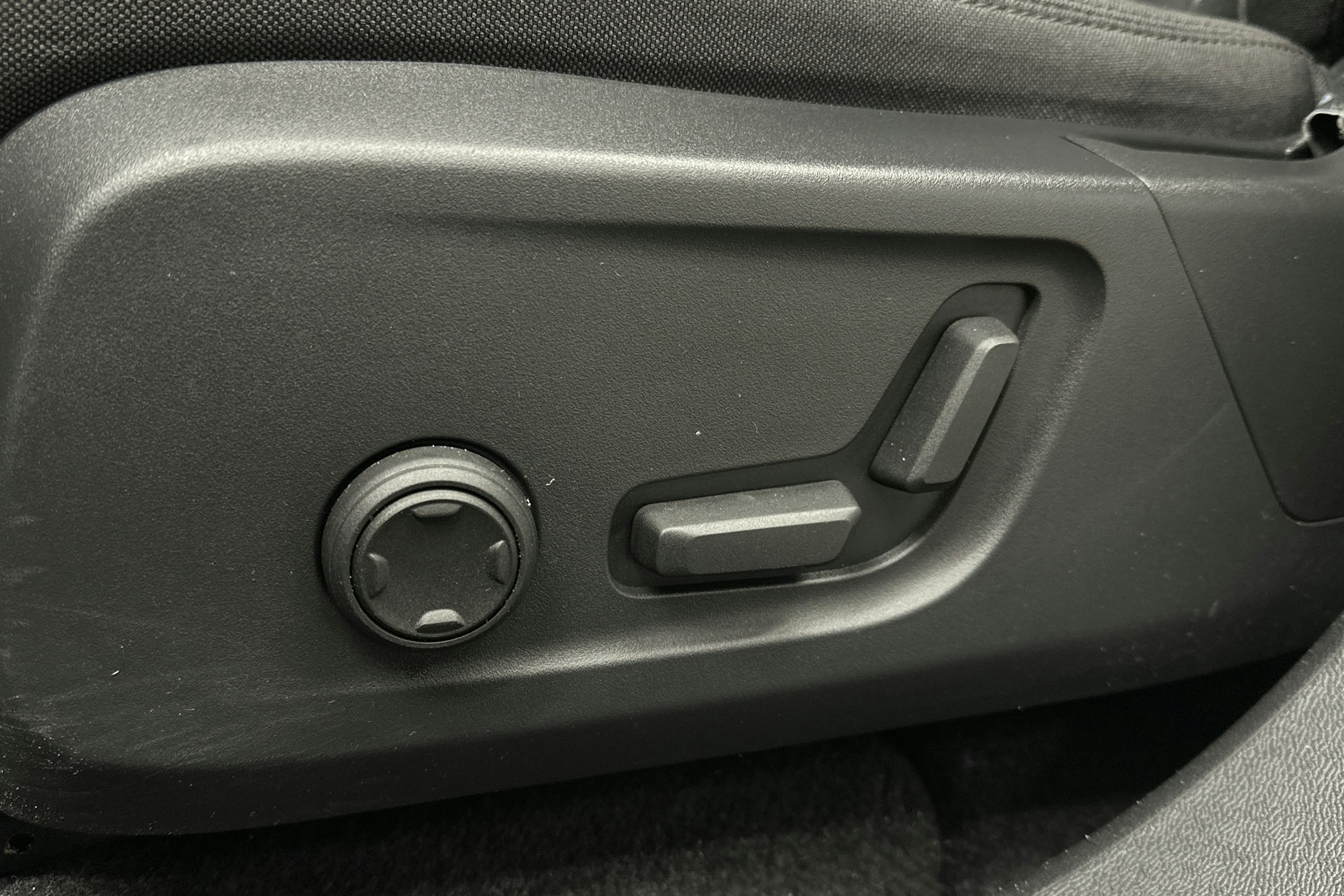 valkoinen Volvo XC40 2023 kuva 18.