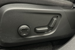 valkoinen Volvo XC40 2023 kuva 18.