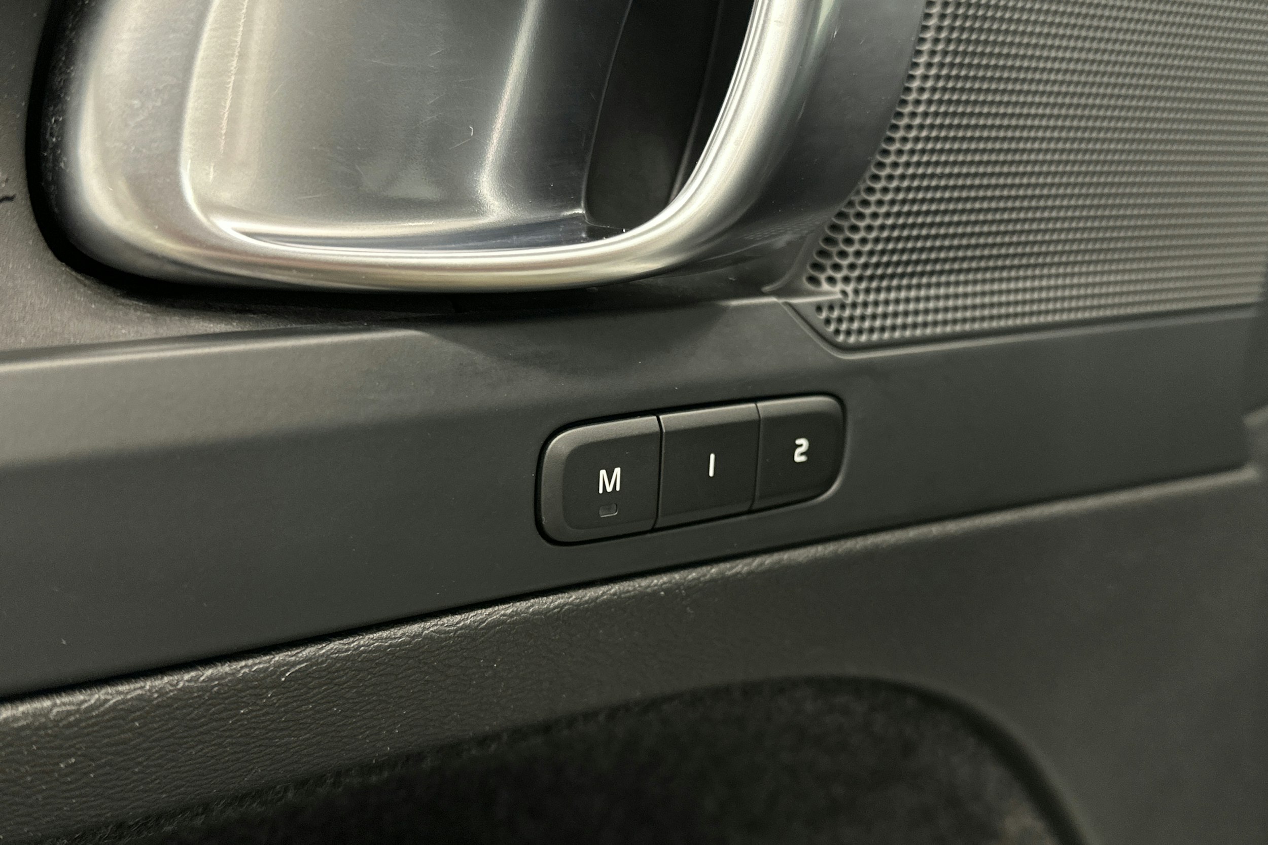 valkoinen Volvo XC40 2023 kuva 19.