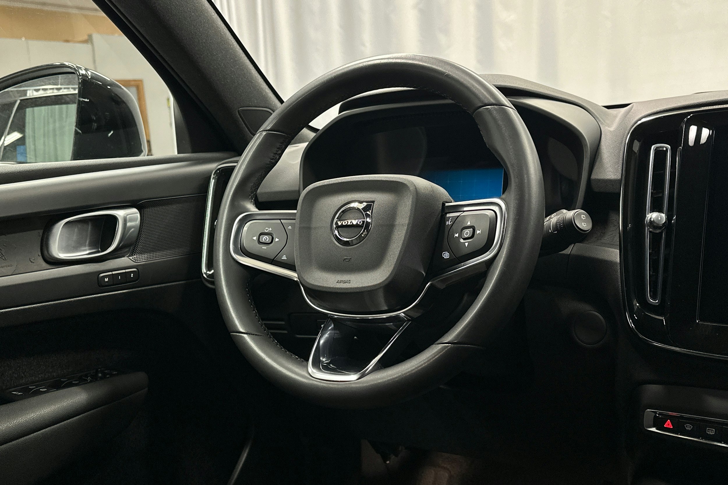 valkoinen Volvo XC40 2023 kuva 20.