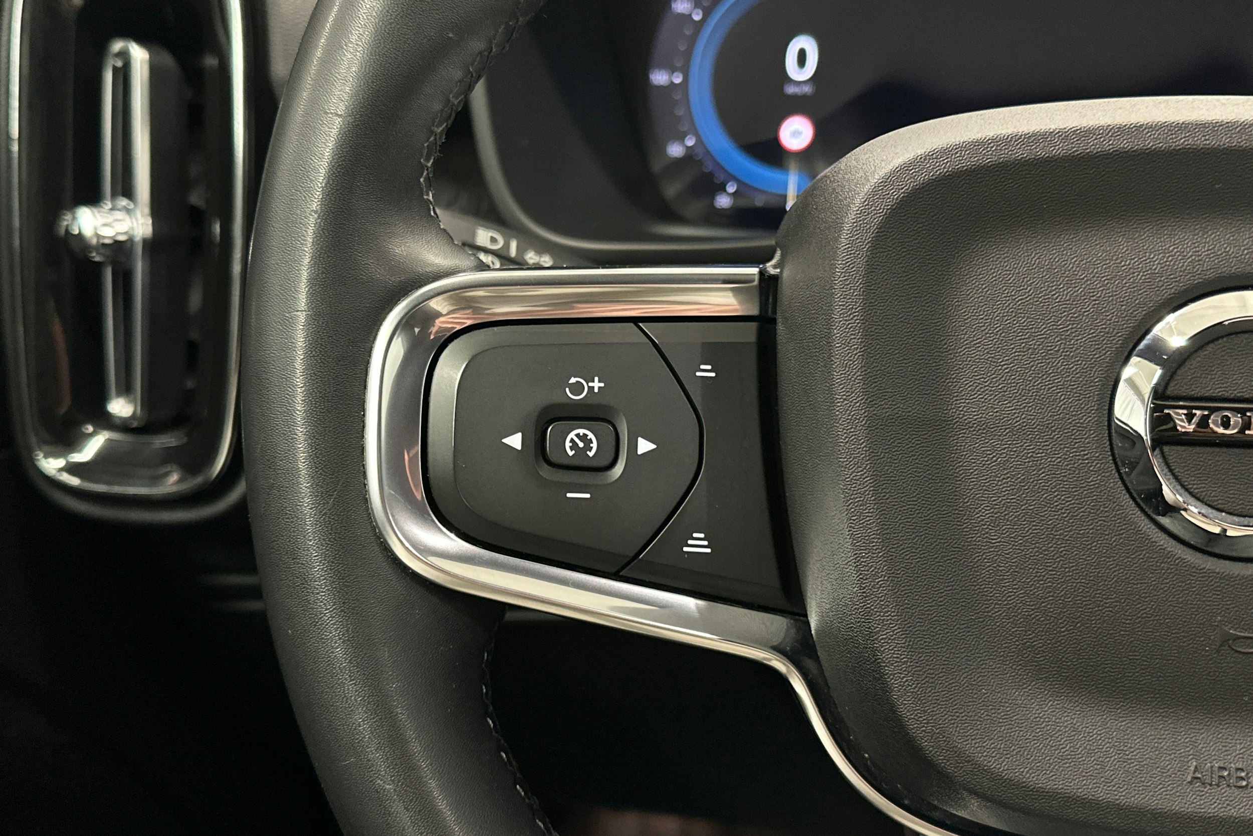 valkoinen Volvo XC40 2023 kuva 21.