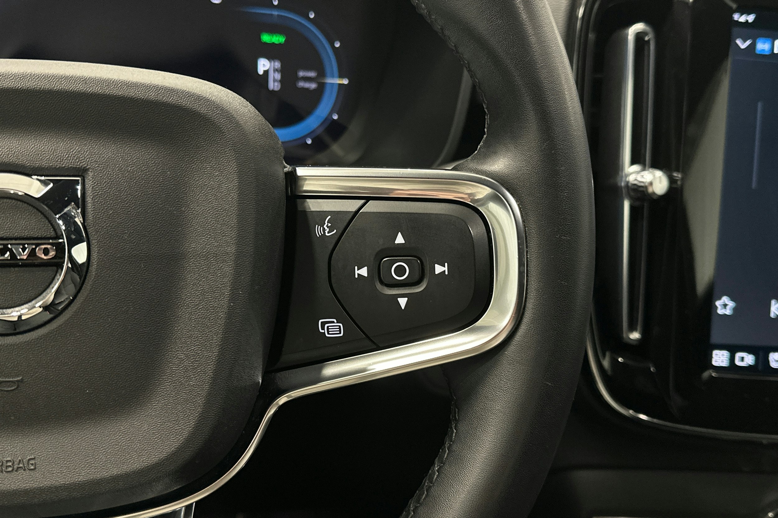 valkoinen Volvo XC40 2023 kuva 22.