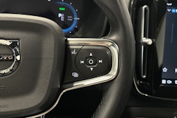 valkoinen Volvo XC40 2023 kuva 22.