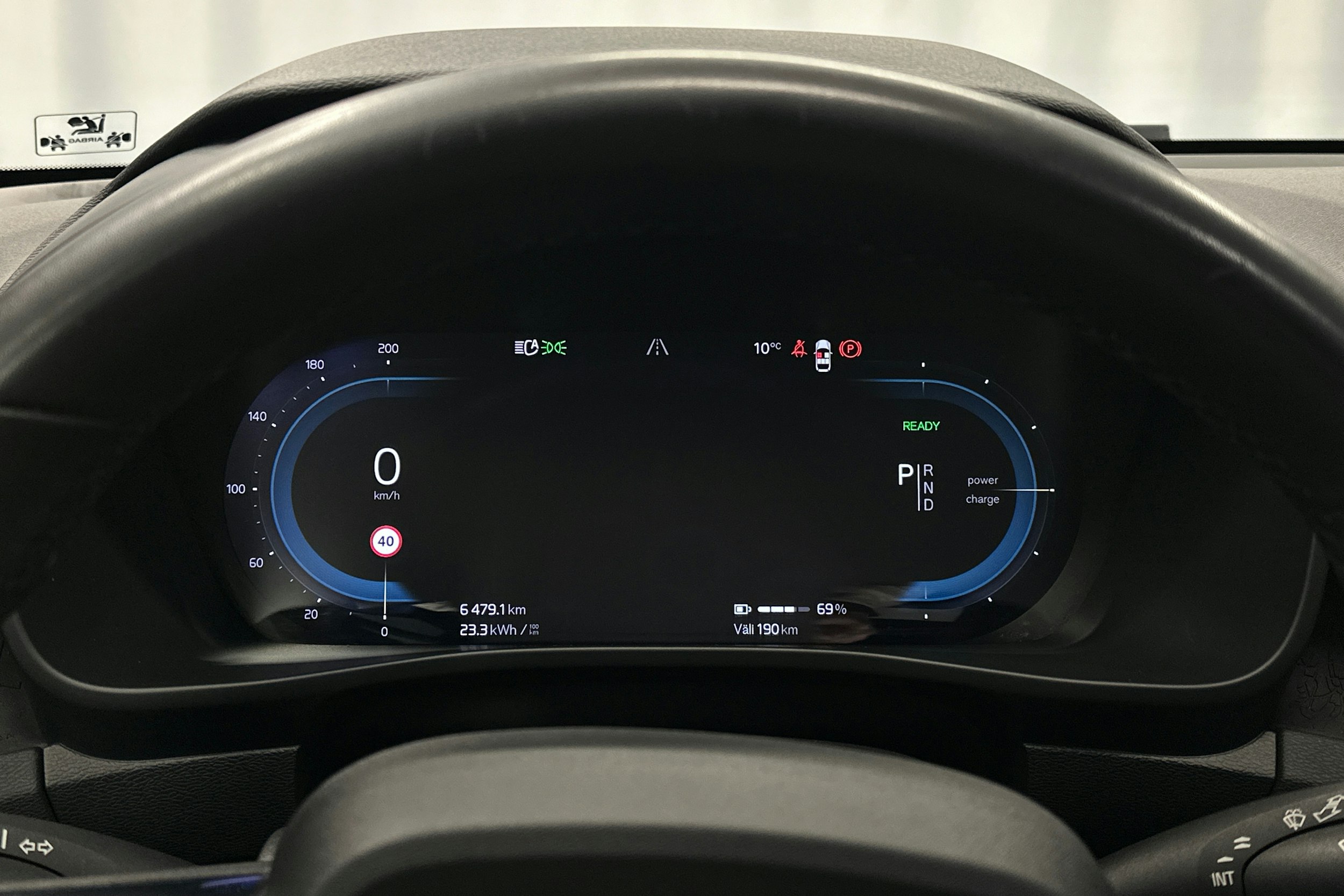 valkoinen Volvo XC40 2023 kuva 23.