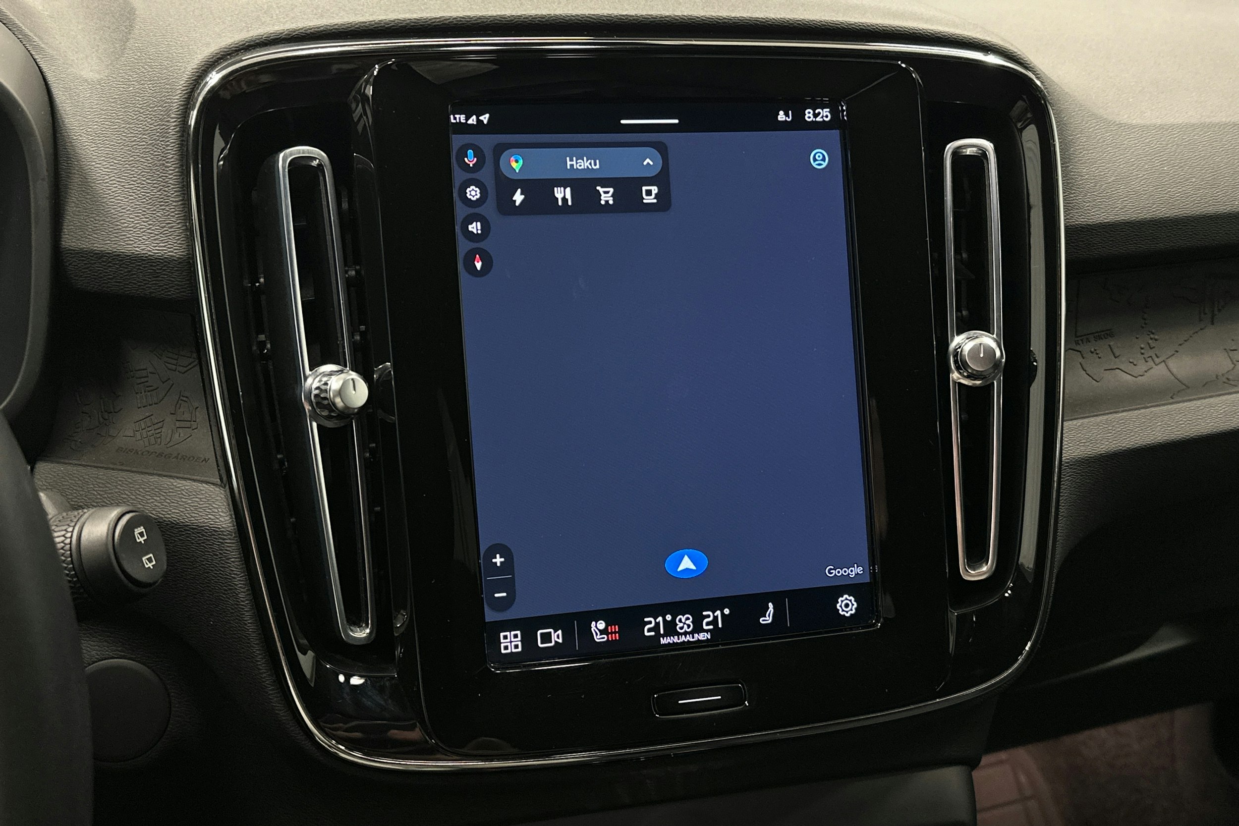 valkoinen Volvo XC40 2023 kuva 24.