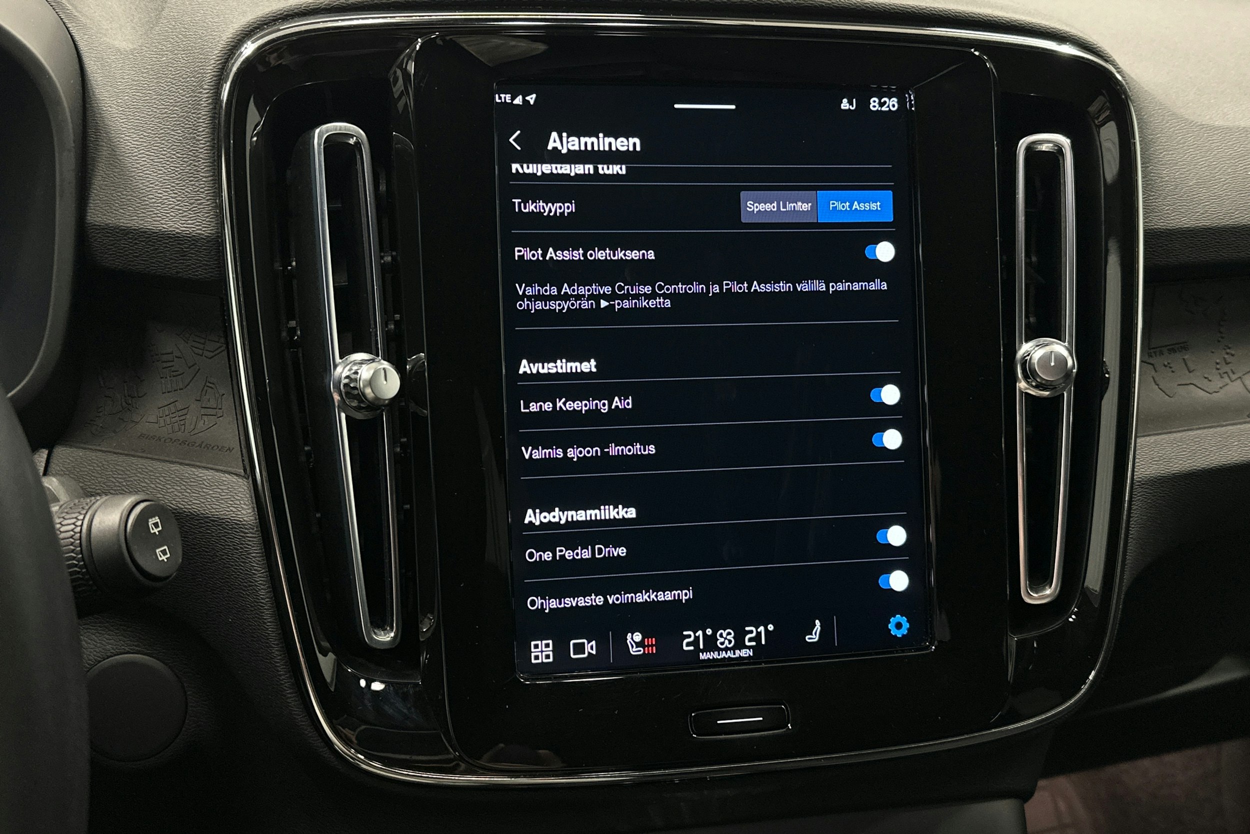 valkoinen Volvo XC40 2023 kuva 27.