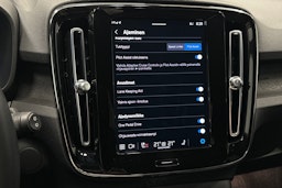 valkoinen Volvo XC40 2023 kuva 27.