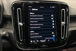 valkoinen Volvo XC40 2023 kuva 28.