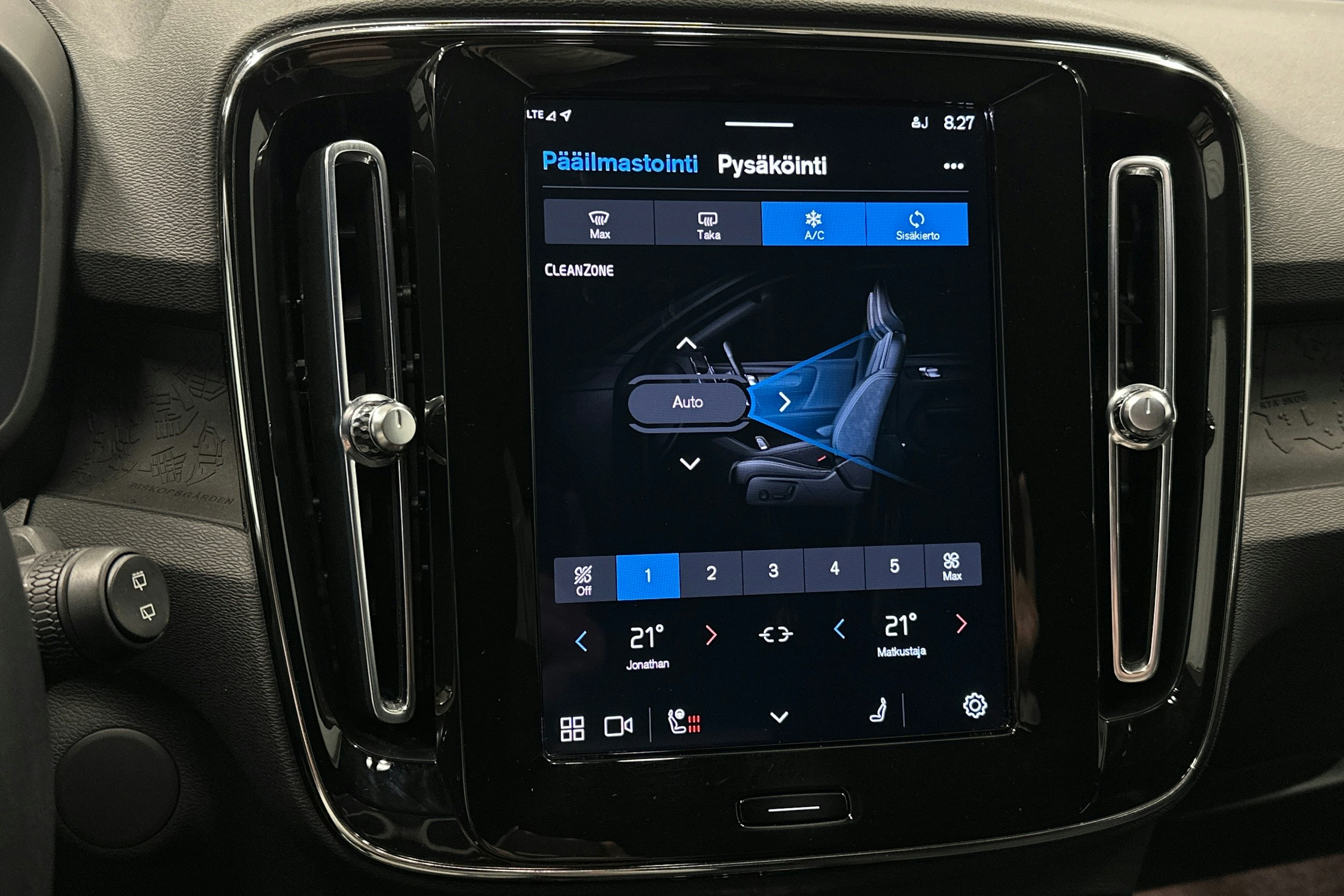 valkoinen Volvo XC40 2023 kuva 29.