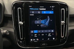 valkoinen Volvo XC40 2023 kuva 29.