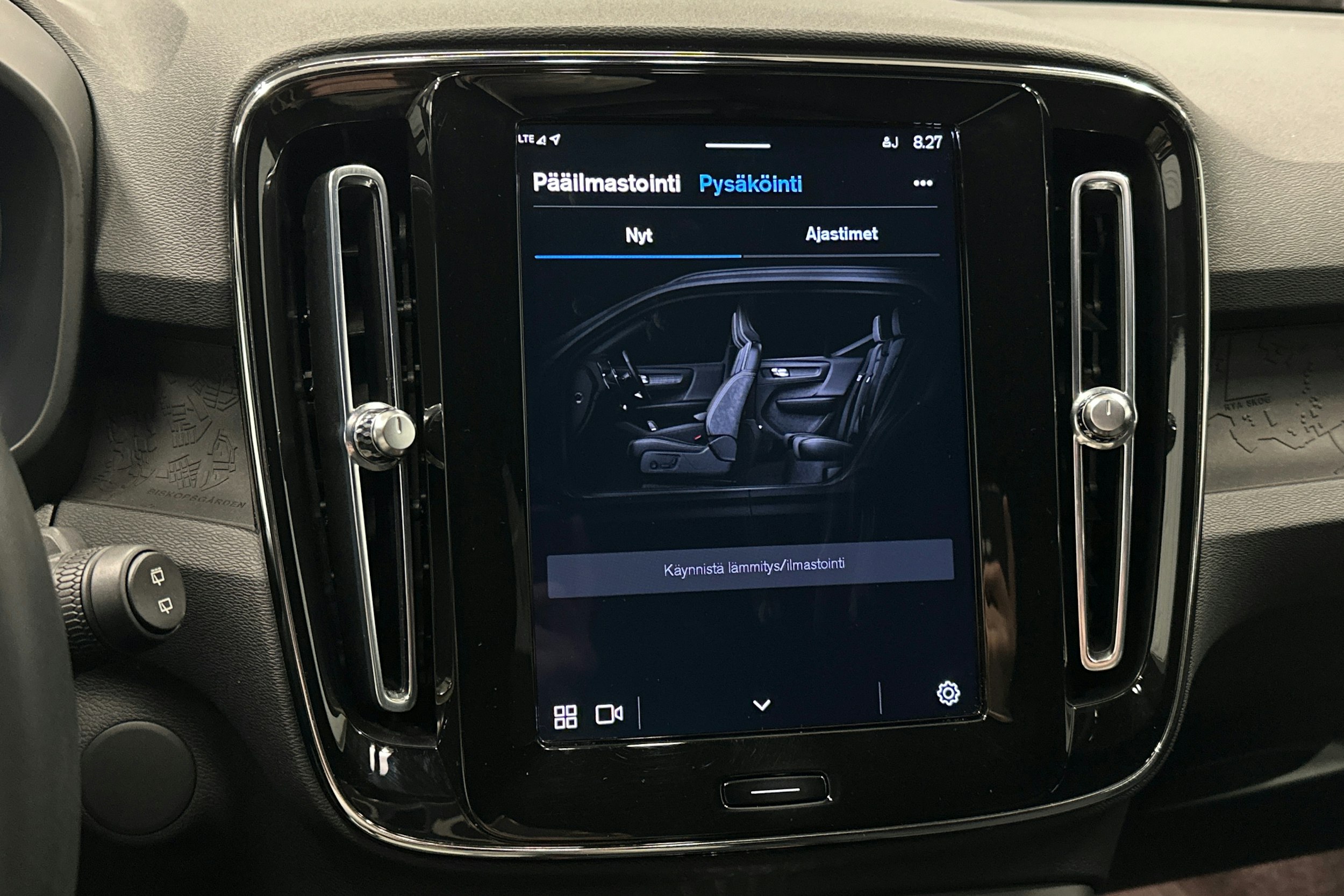 valkoinen Volvo XC40 2023 kuva 30.