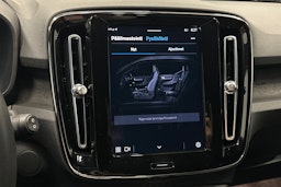 valkoinen Volvo XC40 2023 kuva 30.