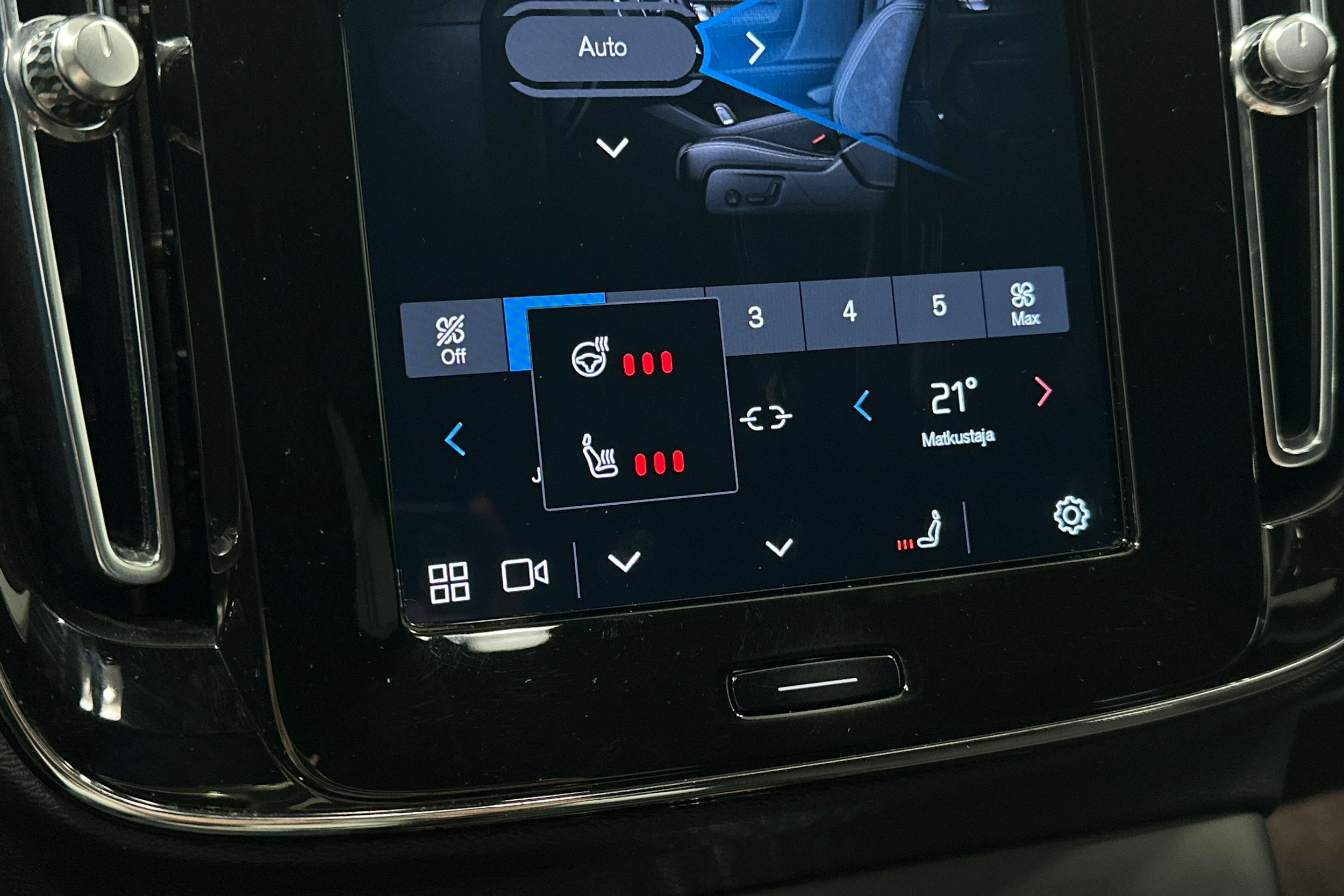 valkoinen Volvo XC40 2023 kuva 31.