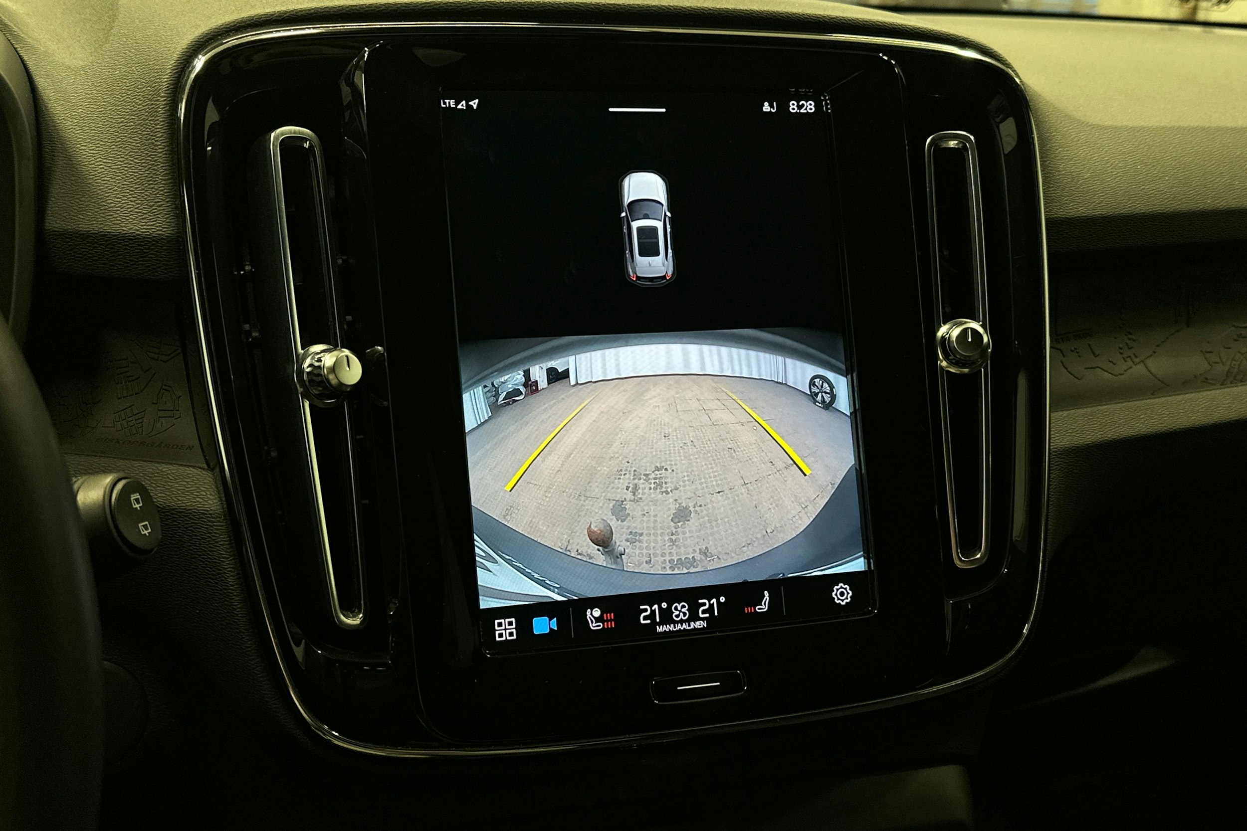 valkoinen Volvo XC40 2023 kuva 33.