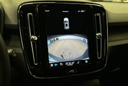 valkoinen Volvo XC40 2023 kuva 33.