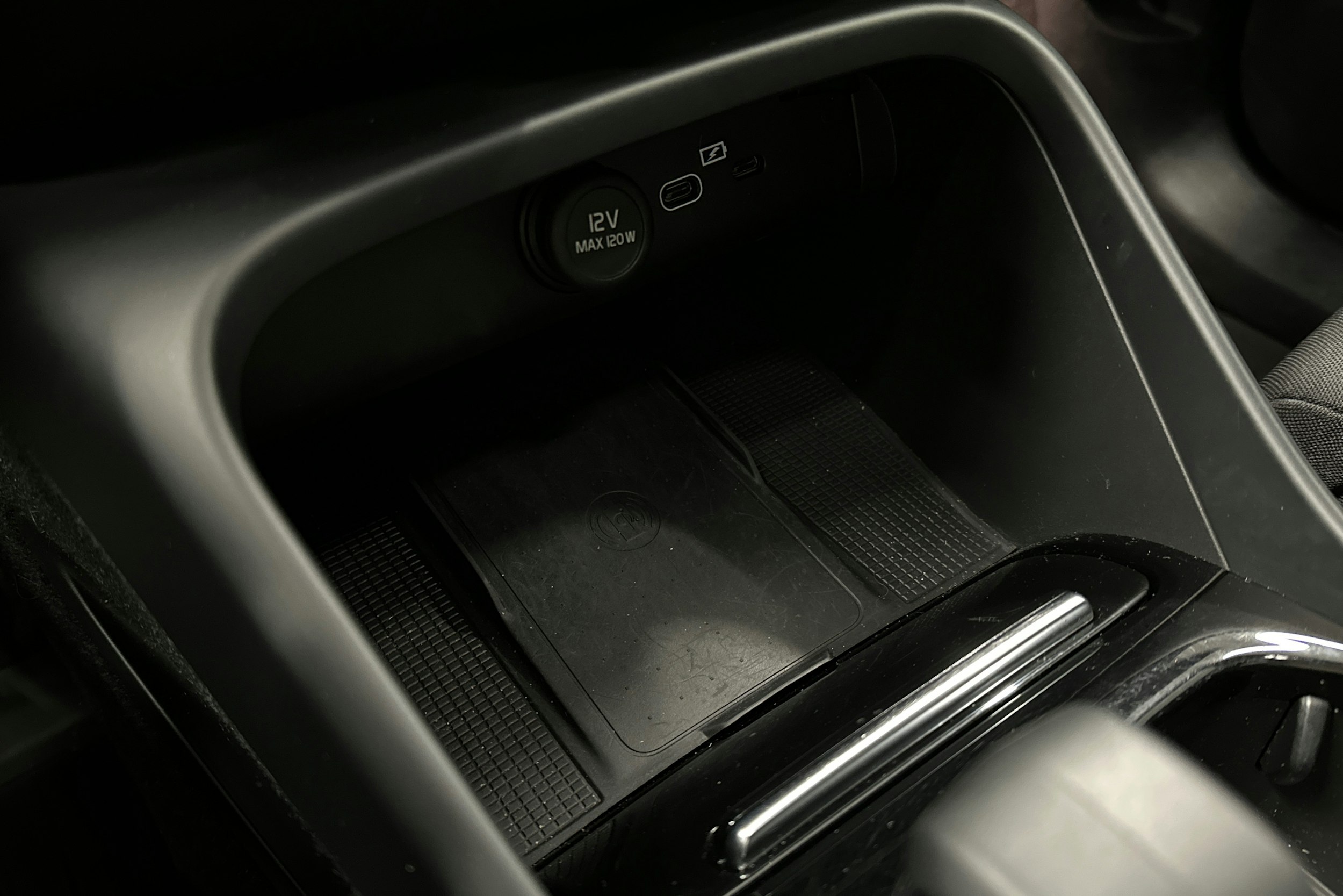 valkoinen Volvo XC40 2023 kuva 34.