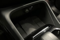 valkoinen Volvo XC40 2023 kuva 34.