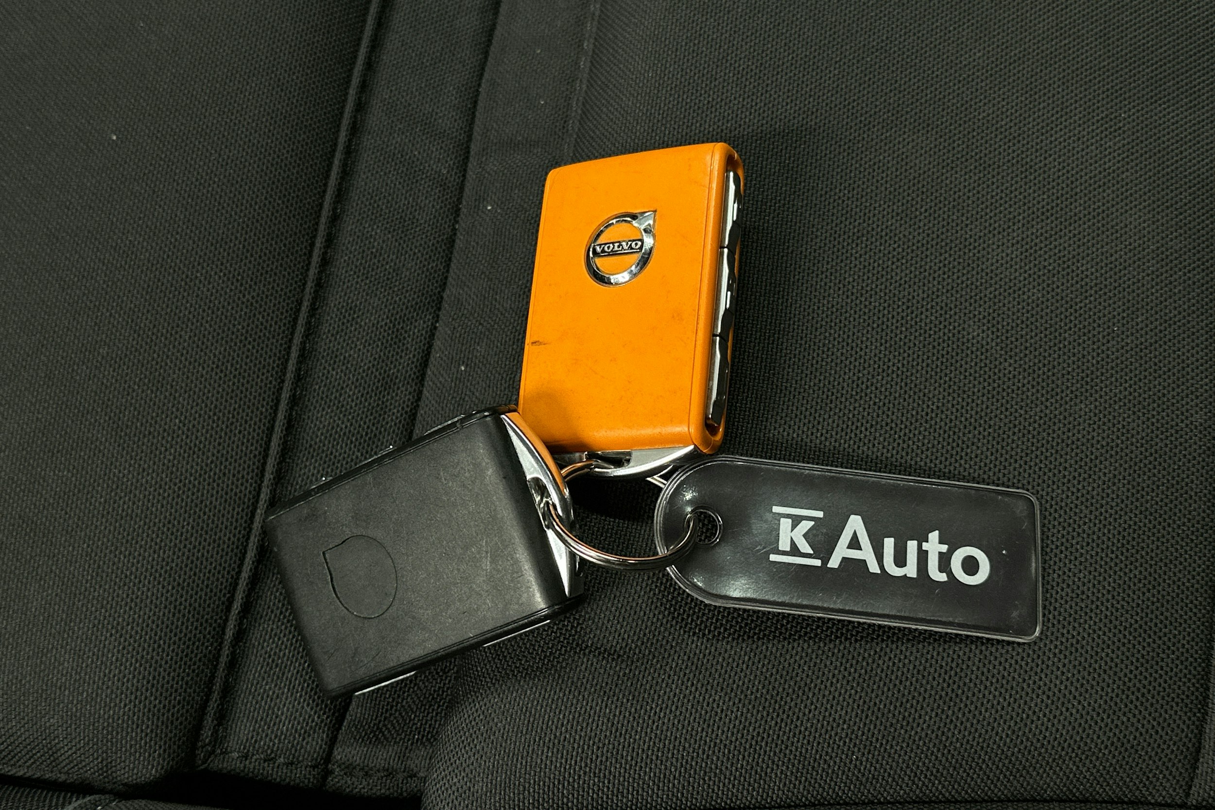 valkoinen Volvo XC40 2023 kuva 36.