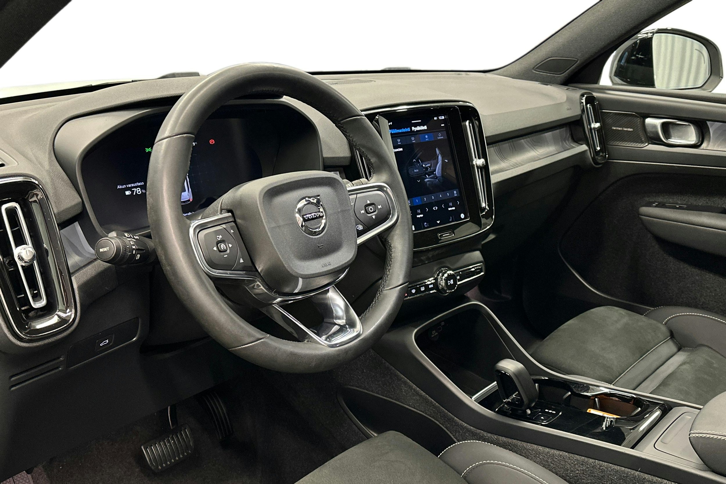 valkoinen Volvo XC40 2023 kuva 7.