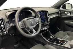 valkoinen Volvo XC40 2023 kuva 7.