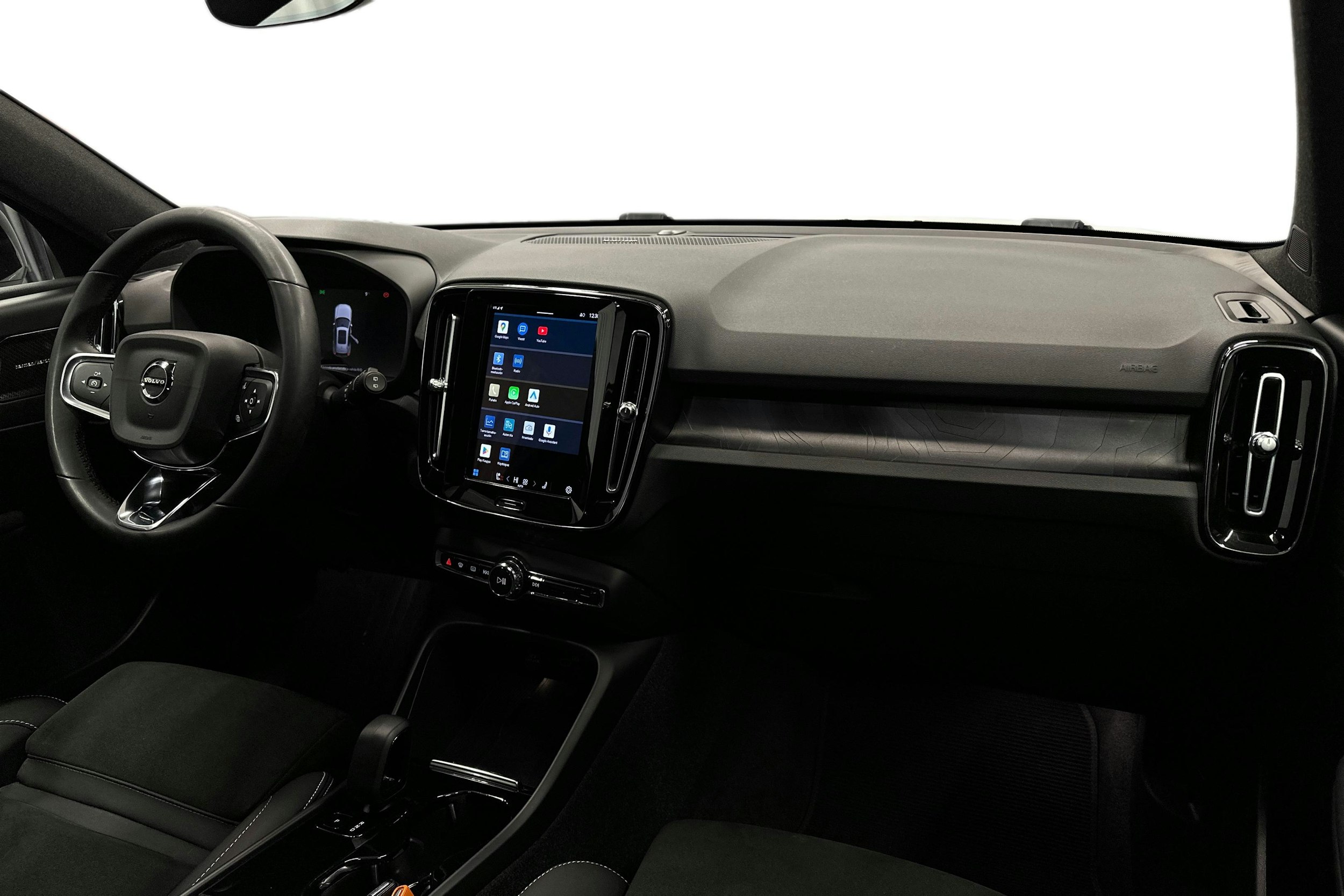 valkoinen Volvo XC40 2023 kuva 9.