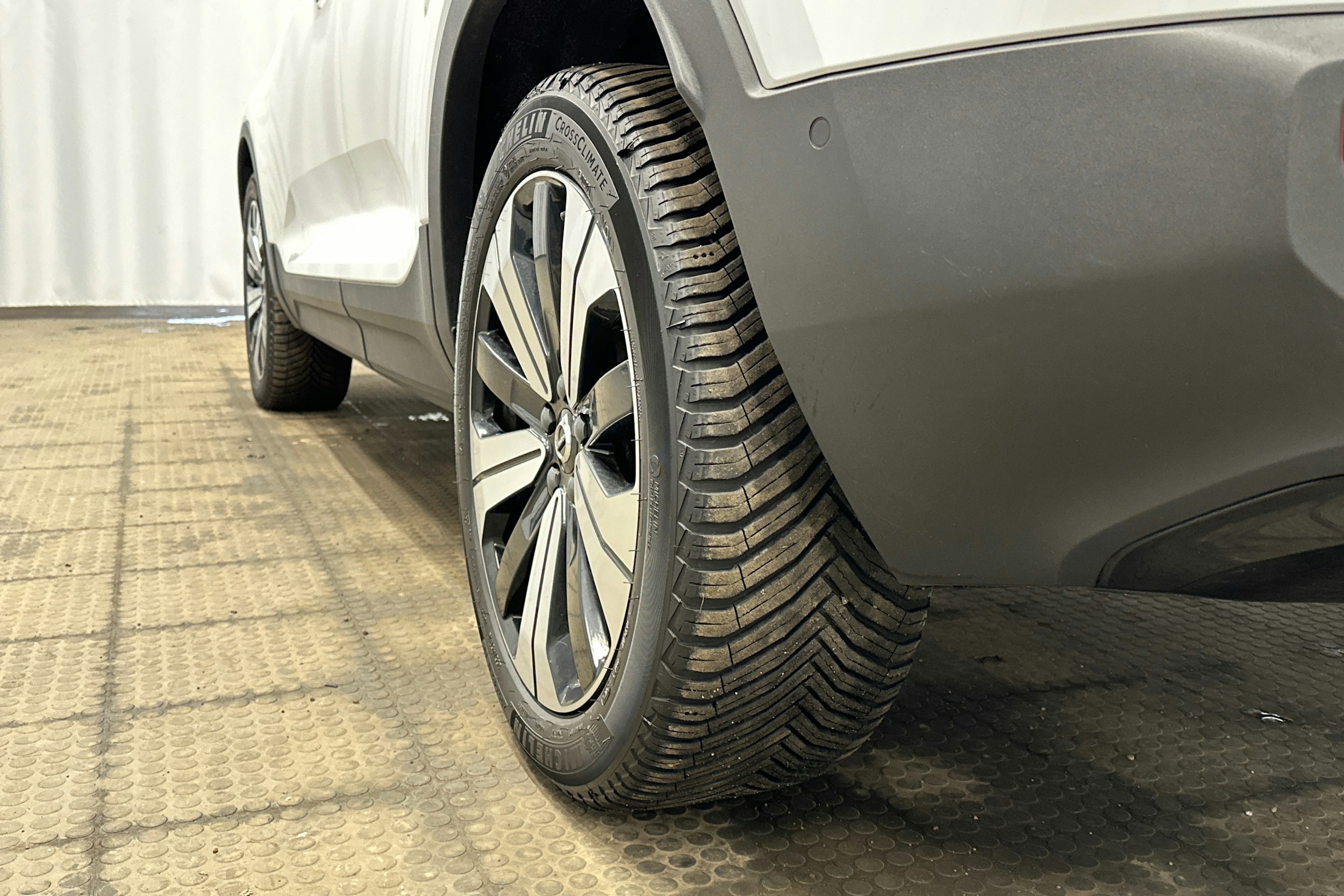 valkoinen Volvo XC40 2023 kuva 13.