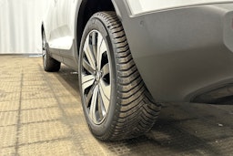 valkoinen Volvo XC40 2023 kuva 13.