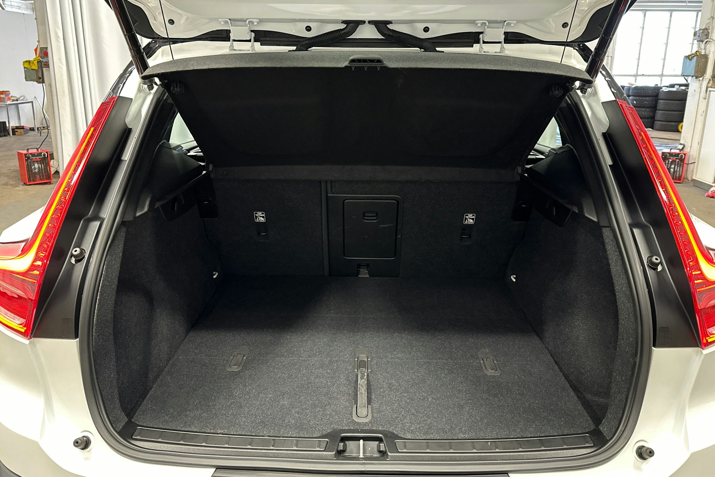 valkoinen Volvo XC40 2023 kuva 14.