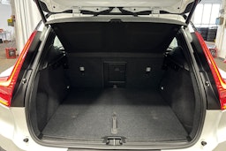 valkoinen Volvo XC40 2023 kuva 14.