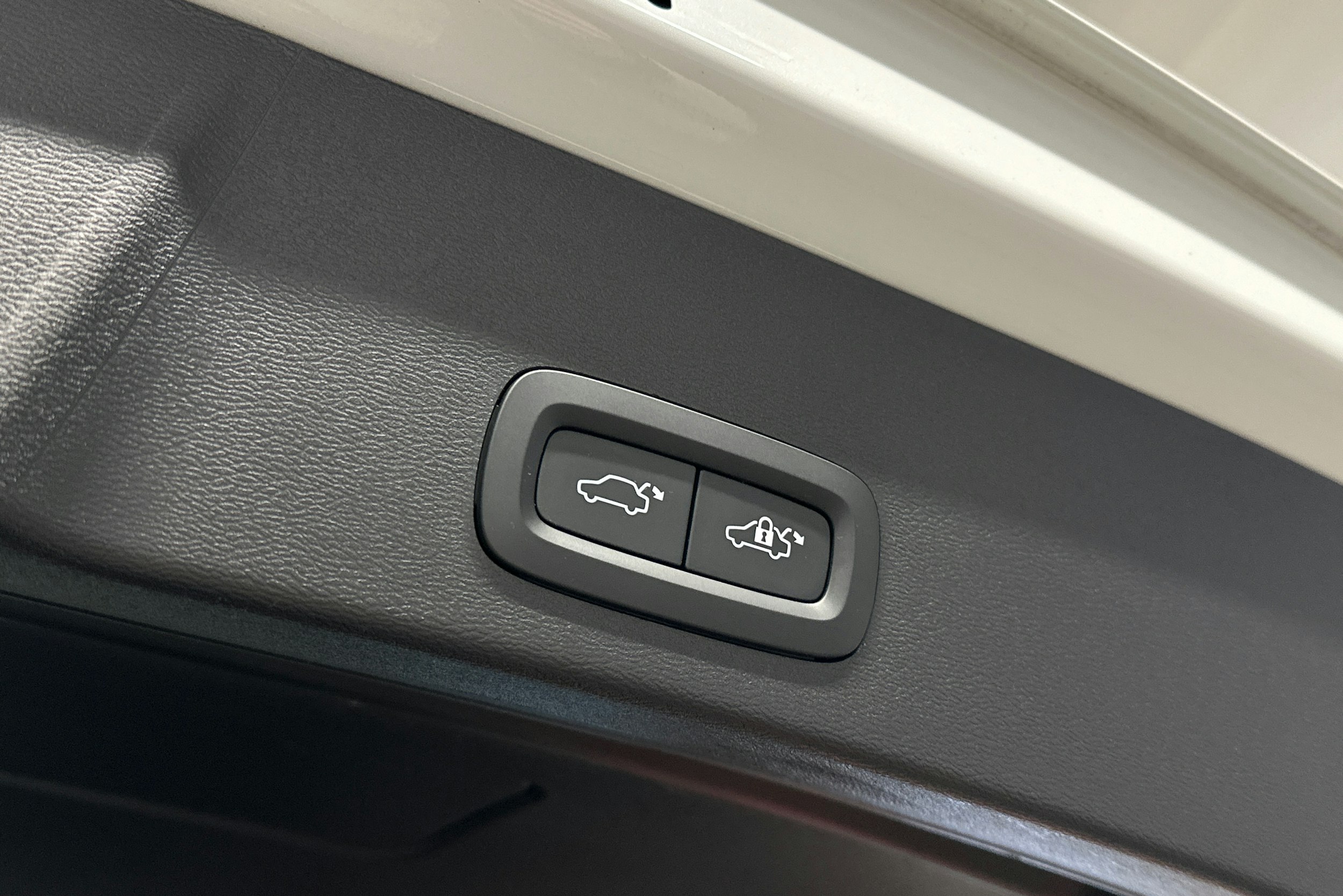 valkoinen Volvo XC40 2023 kuva 15.