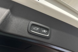 valkoinen Volvo XC40 2023 kuva 15.