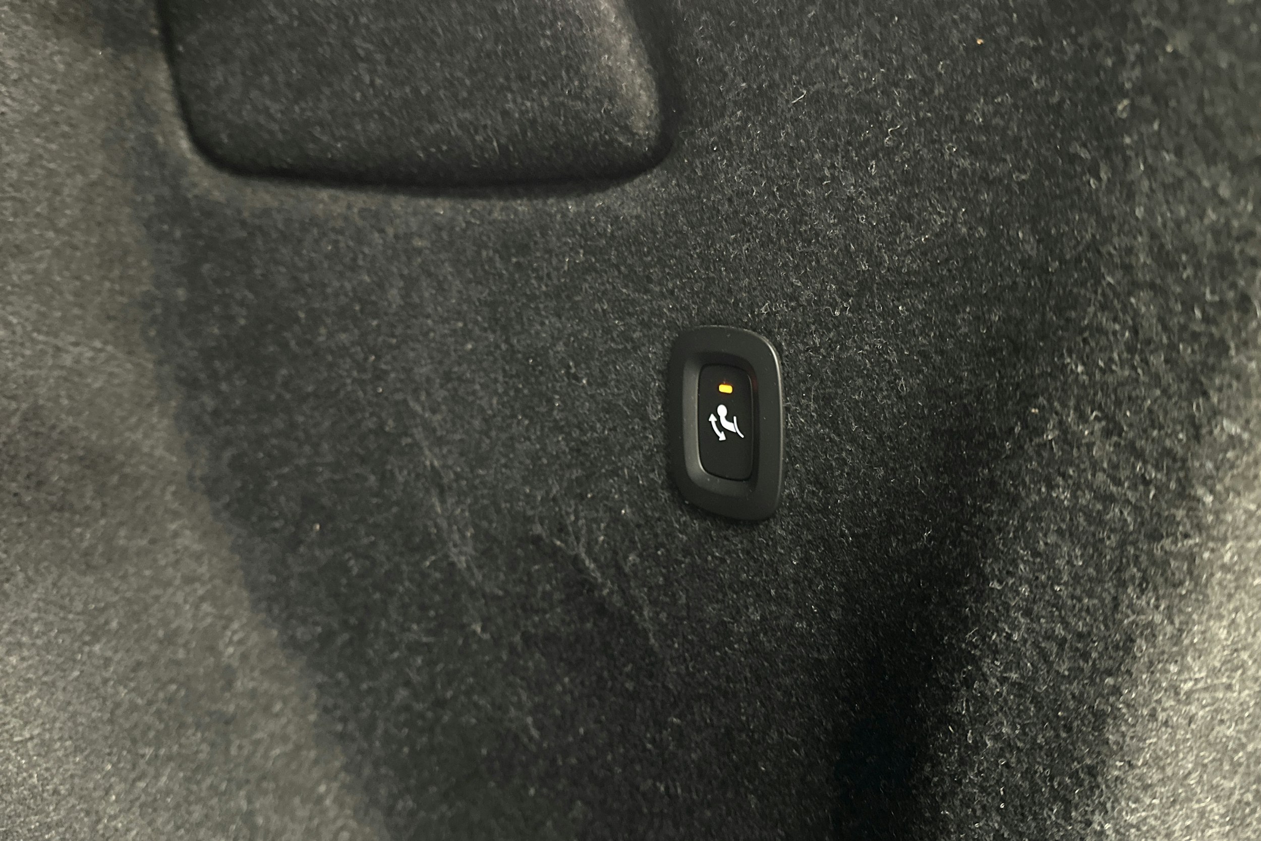 valkoinen Volvo XC40 2023 kuva 16.