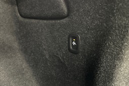 valkoinen Volvo XC40 2023 kuva 16.