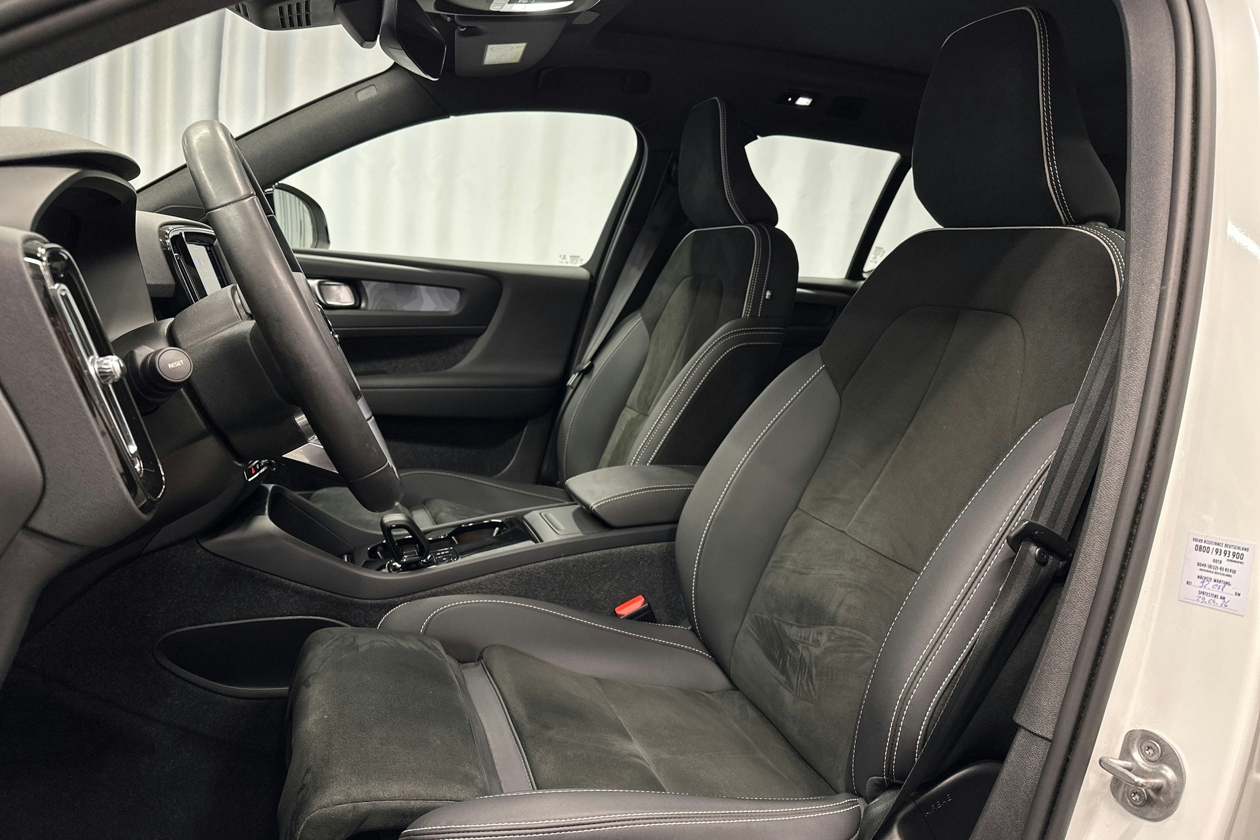 valkoinen Volvo XC40 2023 kuva 17.