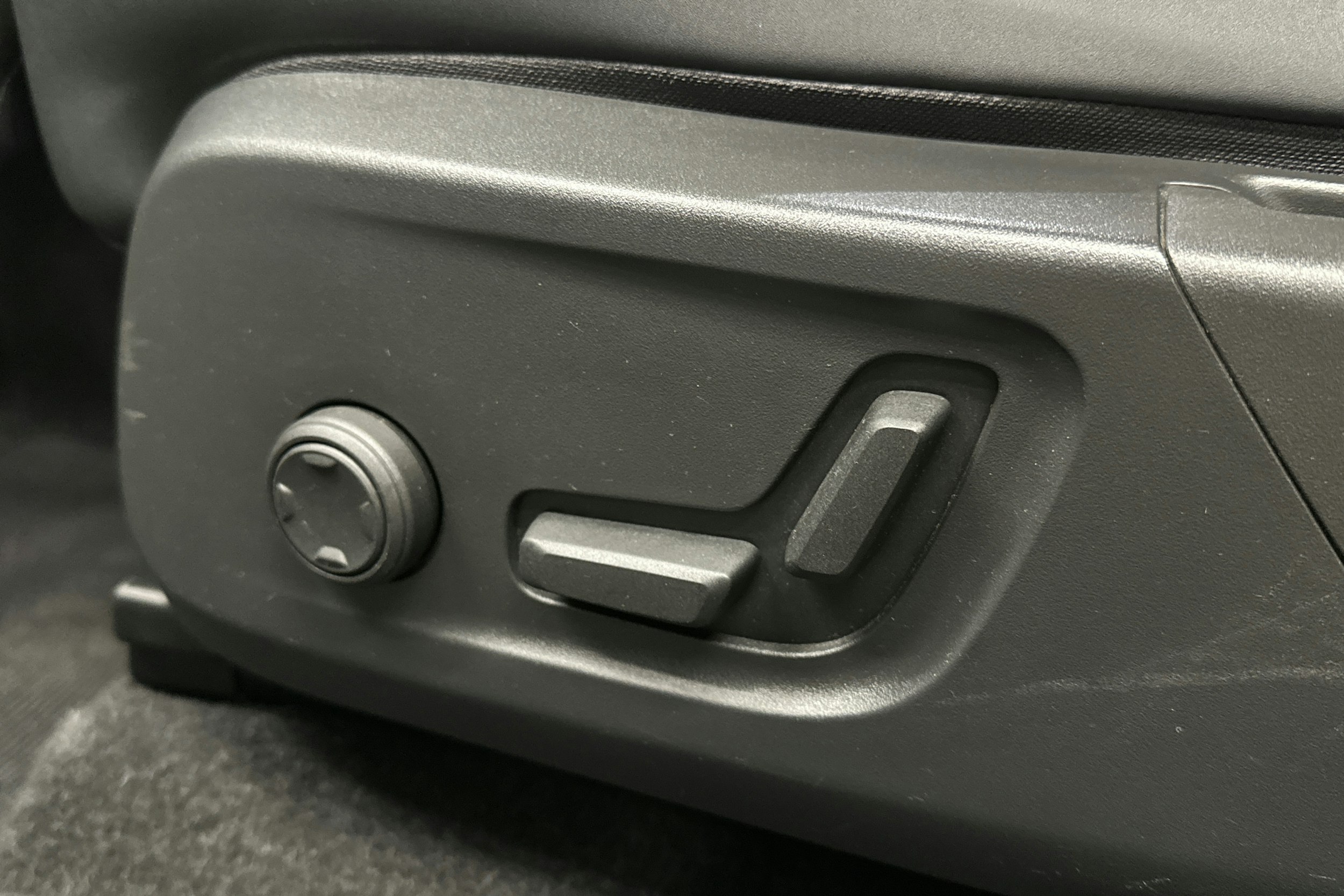 valkoinen Volvo XC40 2023 kuva 18.