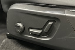 valkoinen Volvo XC40 2023 kuva 18.