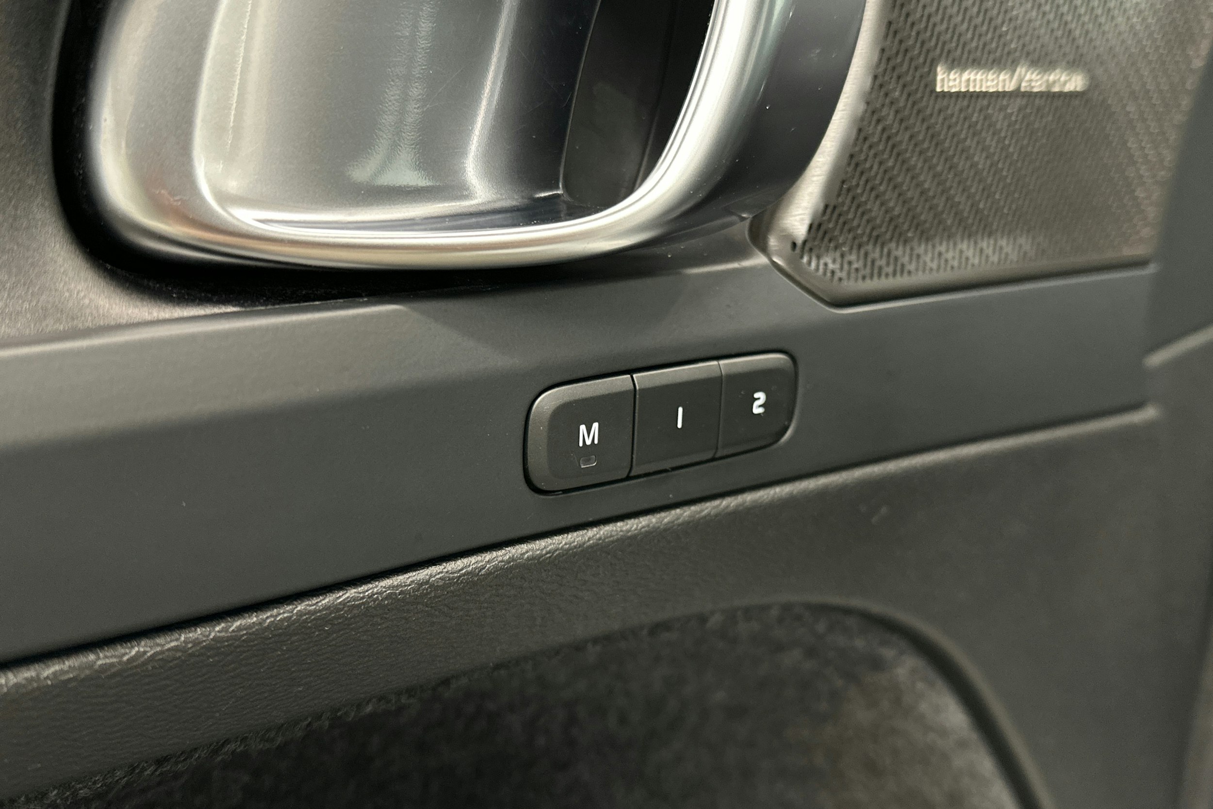 valkoinen Volvo XC40 2023 kuva 19.