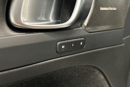 valkoinen Volvo XC40 2023 kuva 19.