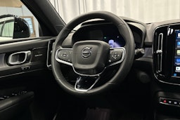 valkoinen Volvo XC40 2023 kuva 20.