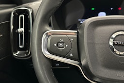 valkoinen Volvo XC40 2023 kuva 21.