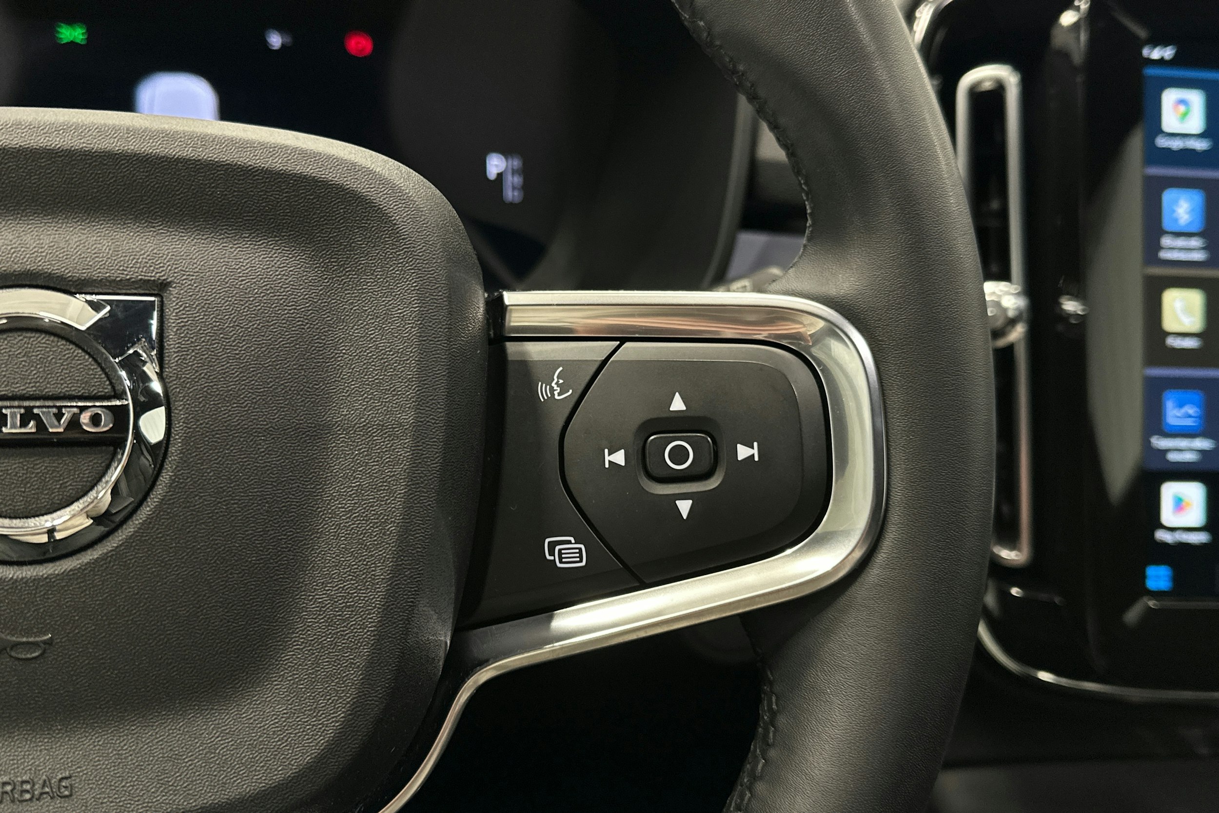 valkoinen Volvo XC40 2023 kuva 22.