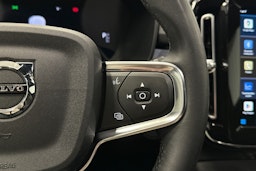 valkoinen Volvo XC40 2023 kuva 22.