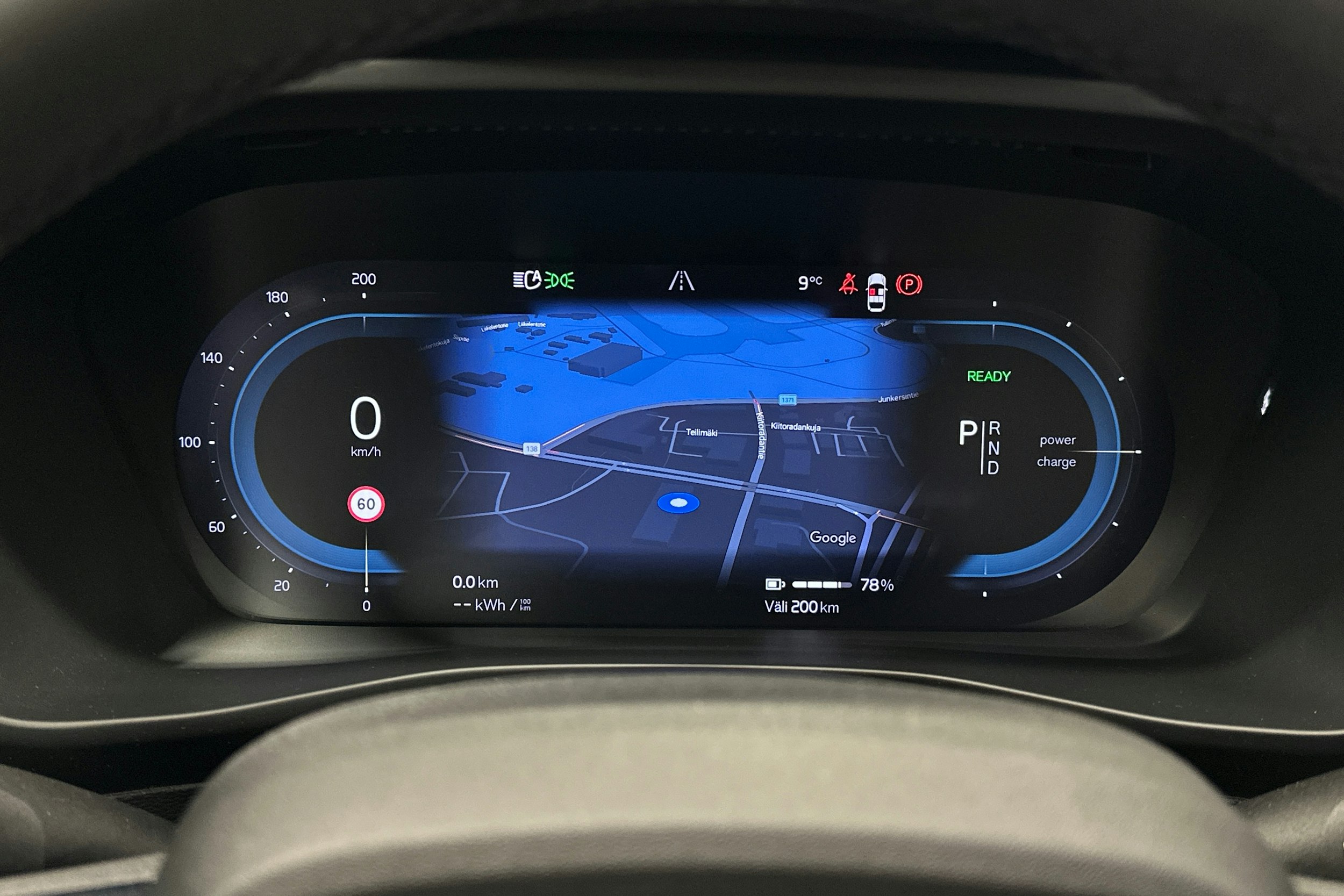 valkoinen Volvo XC40 2023 kuva 23.