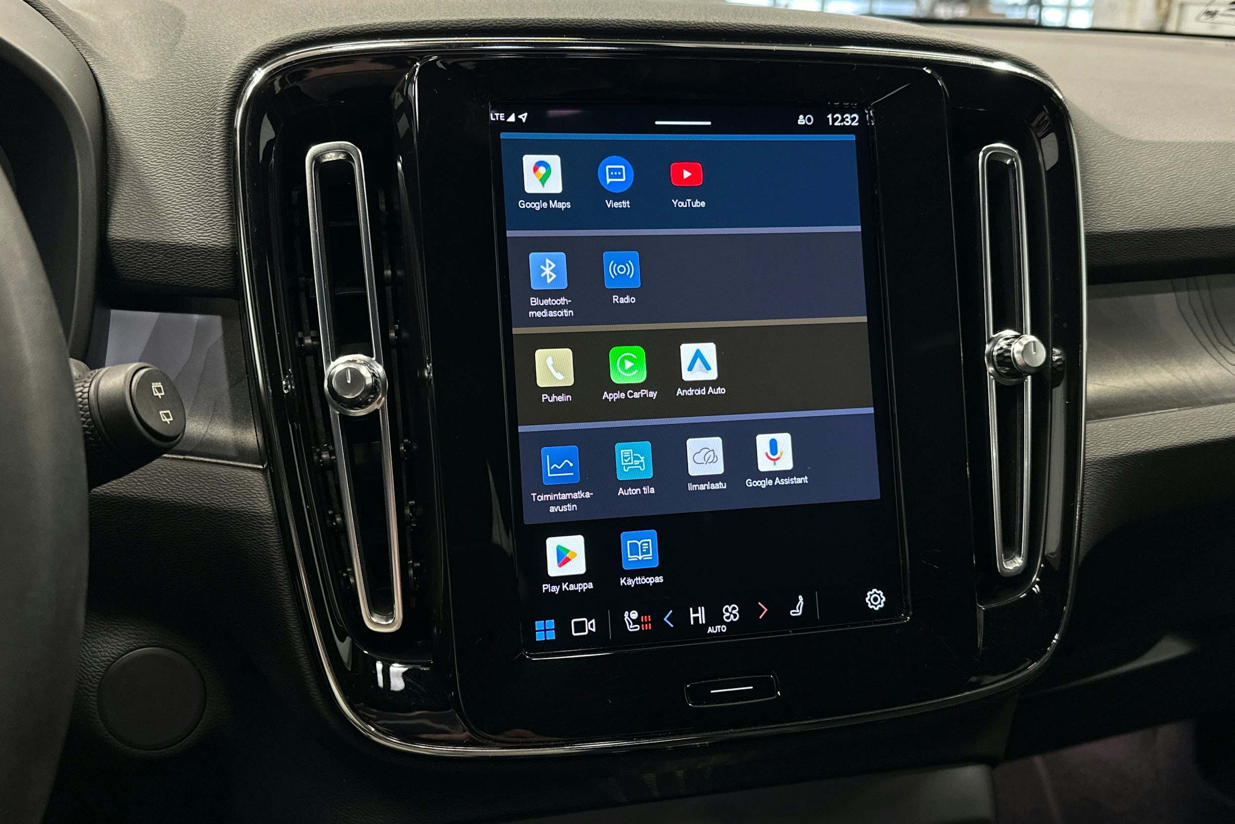 valkoinen Volvo XC40 2023 kuva 24.