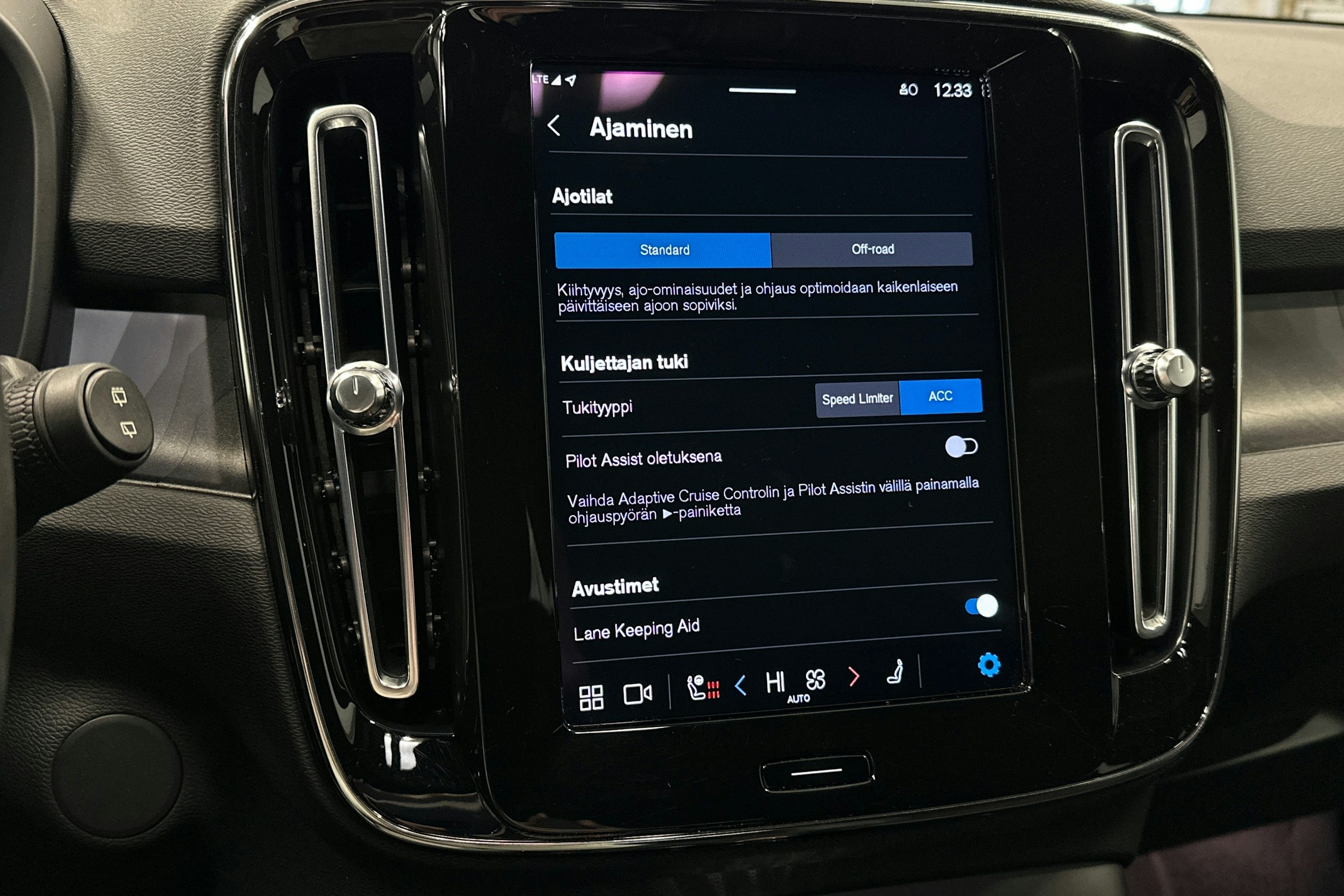 valkoinen Volvo XC40 2023 kuva 25.