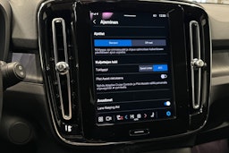 valkoinen Volvo XC40 2023 kuva 25.