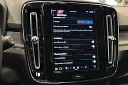 valkoinen Volvo XC40 2023 kuva 26.